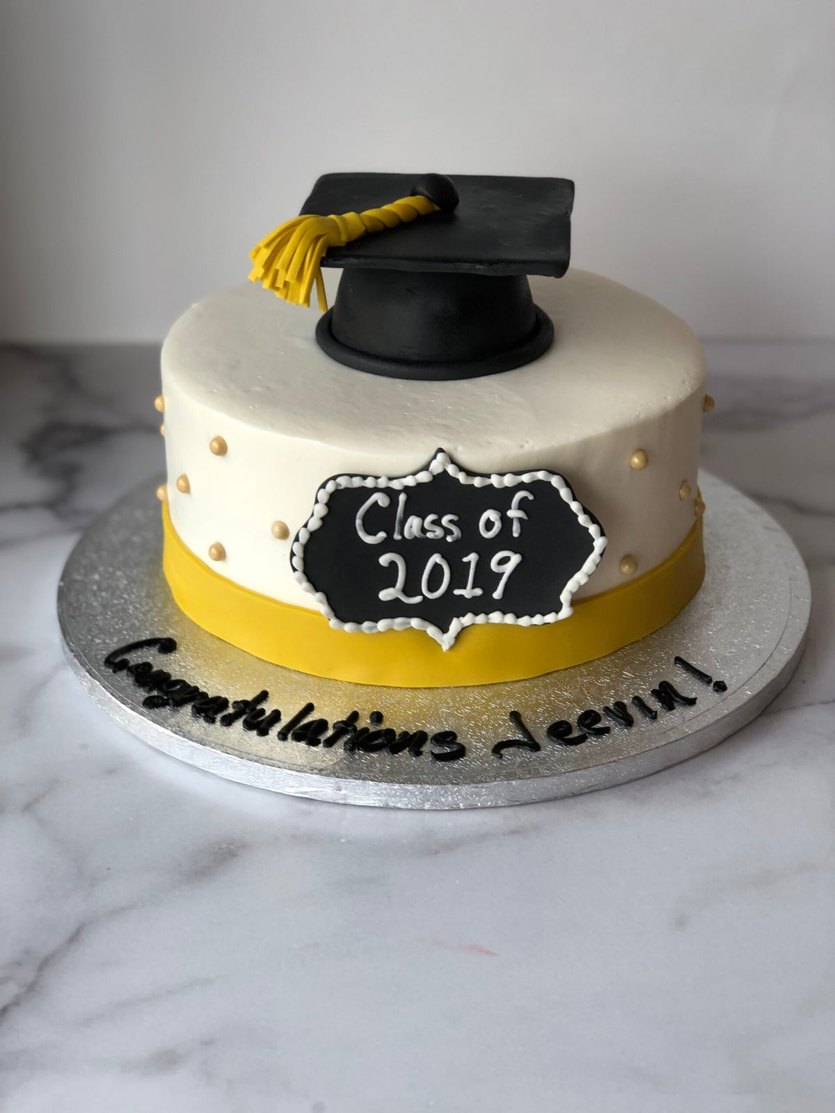 Cake decorated with a simple graduation cap topper