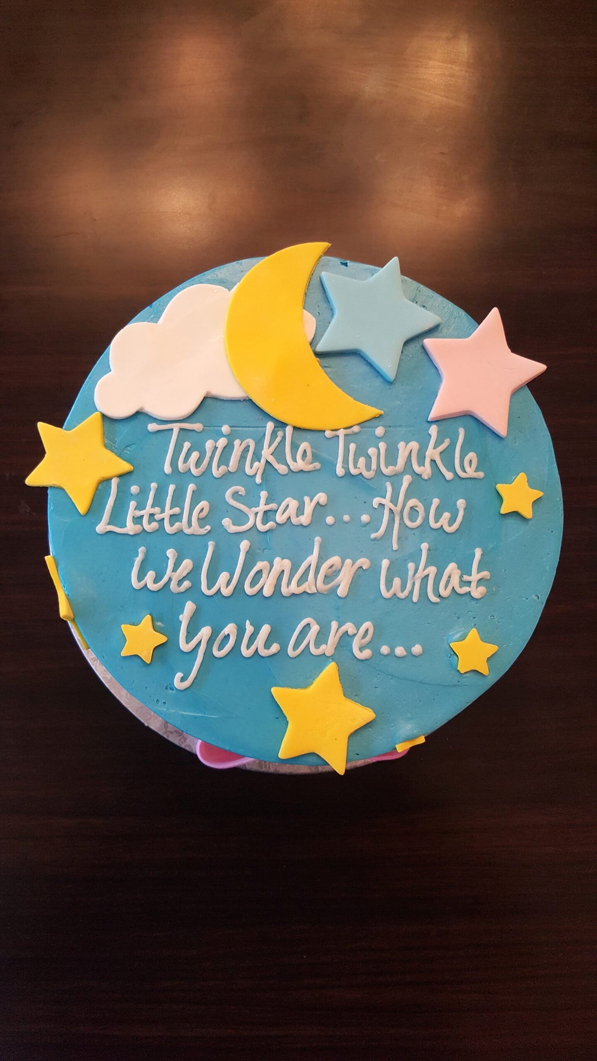 Cake decorated with a 3D twinkle twinkle little star design