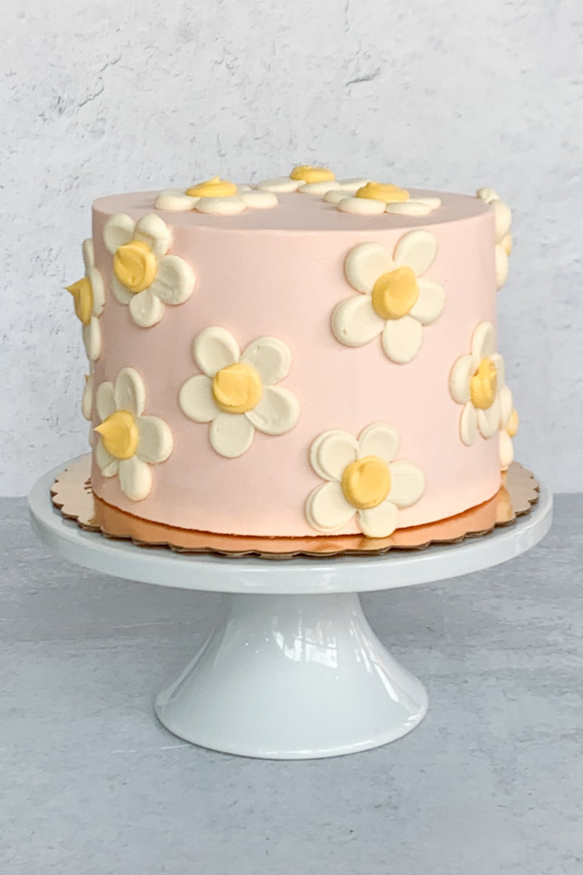 Cake decorated with daisy flowers