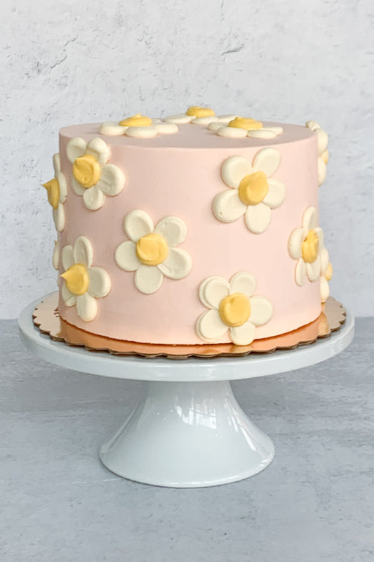 Cake decorated with daisy flowers