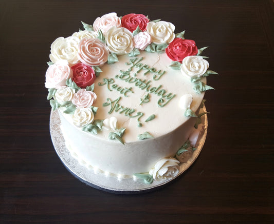 Cake decorated with roses along half of the top rim